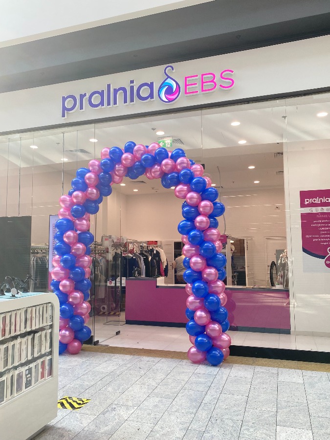 Łuk balonowy w dwóch kolorach na stojakach