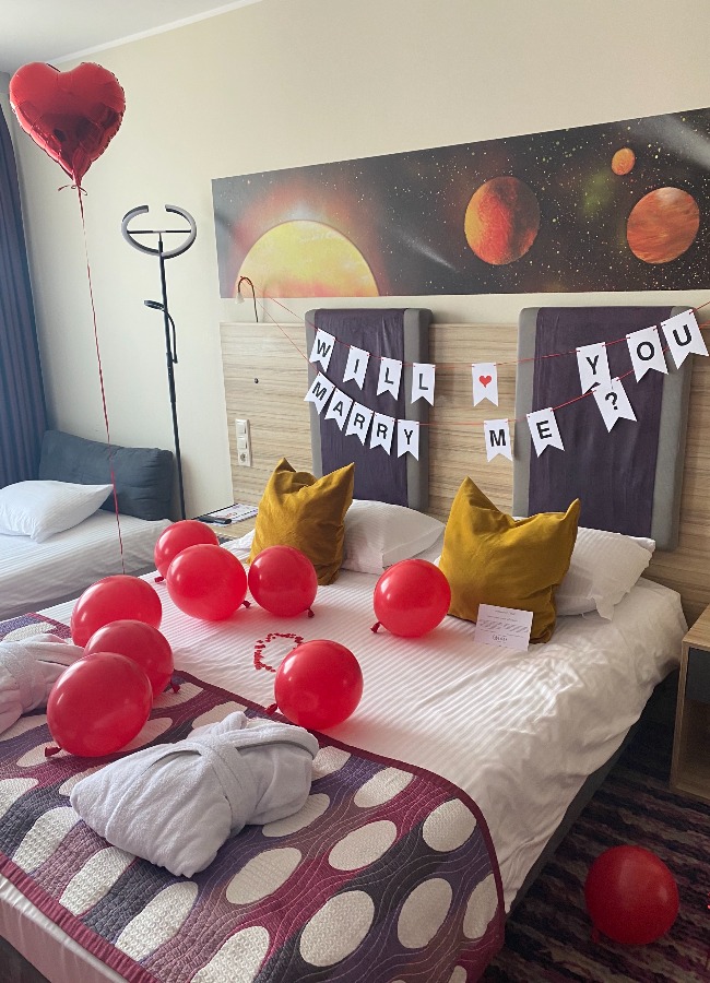 Dekoracje na zaręczyny w czerwonym kolorze