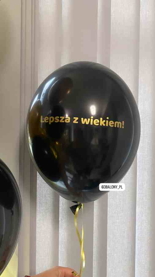 Czarny balon lateksowy z napisem w złotym kolorze