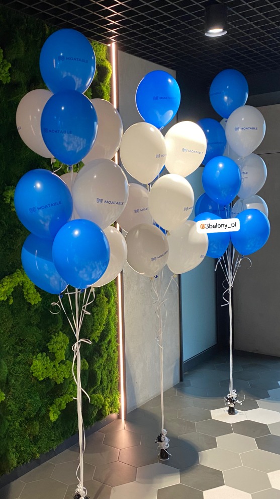 Trzy bukiety balonowe z logo firmy z helem