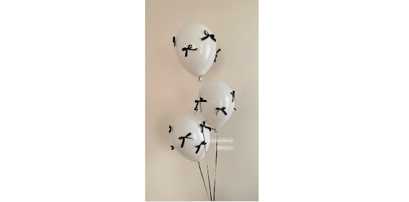 Balon lateksowy w białym kolorze z kokardami