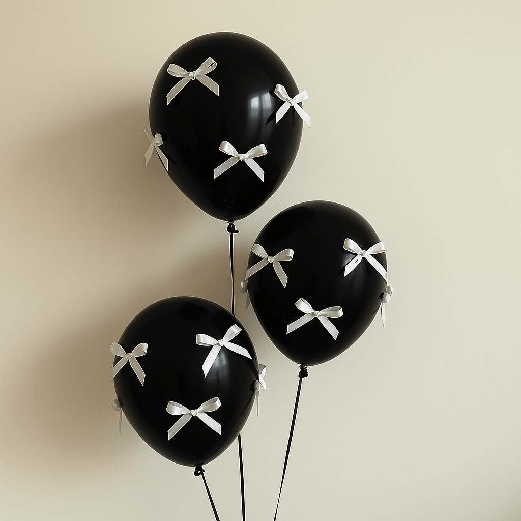 Czarny balon lateksowy z białymi kokardami