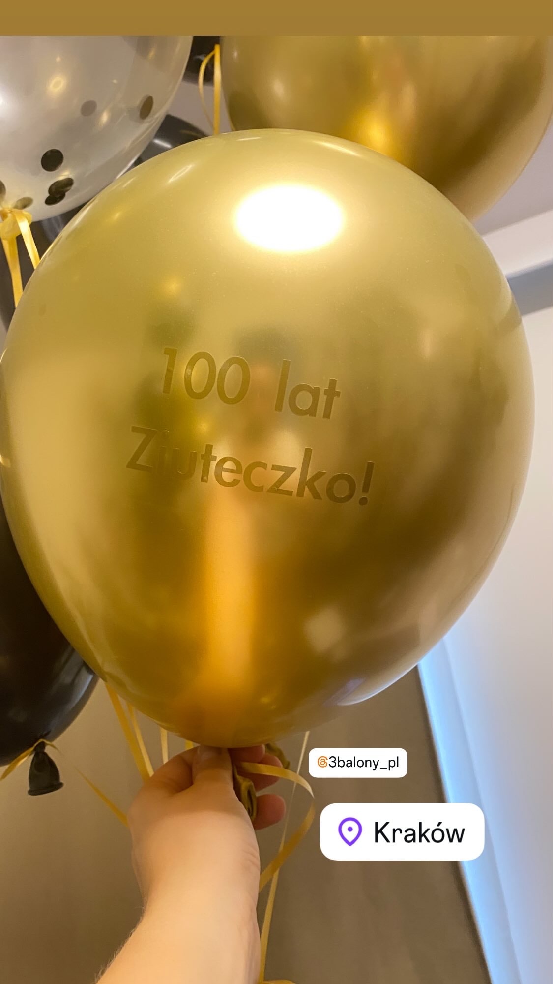 Złoty balon ze złotym napisem