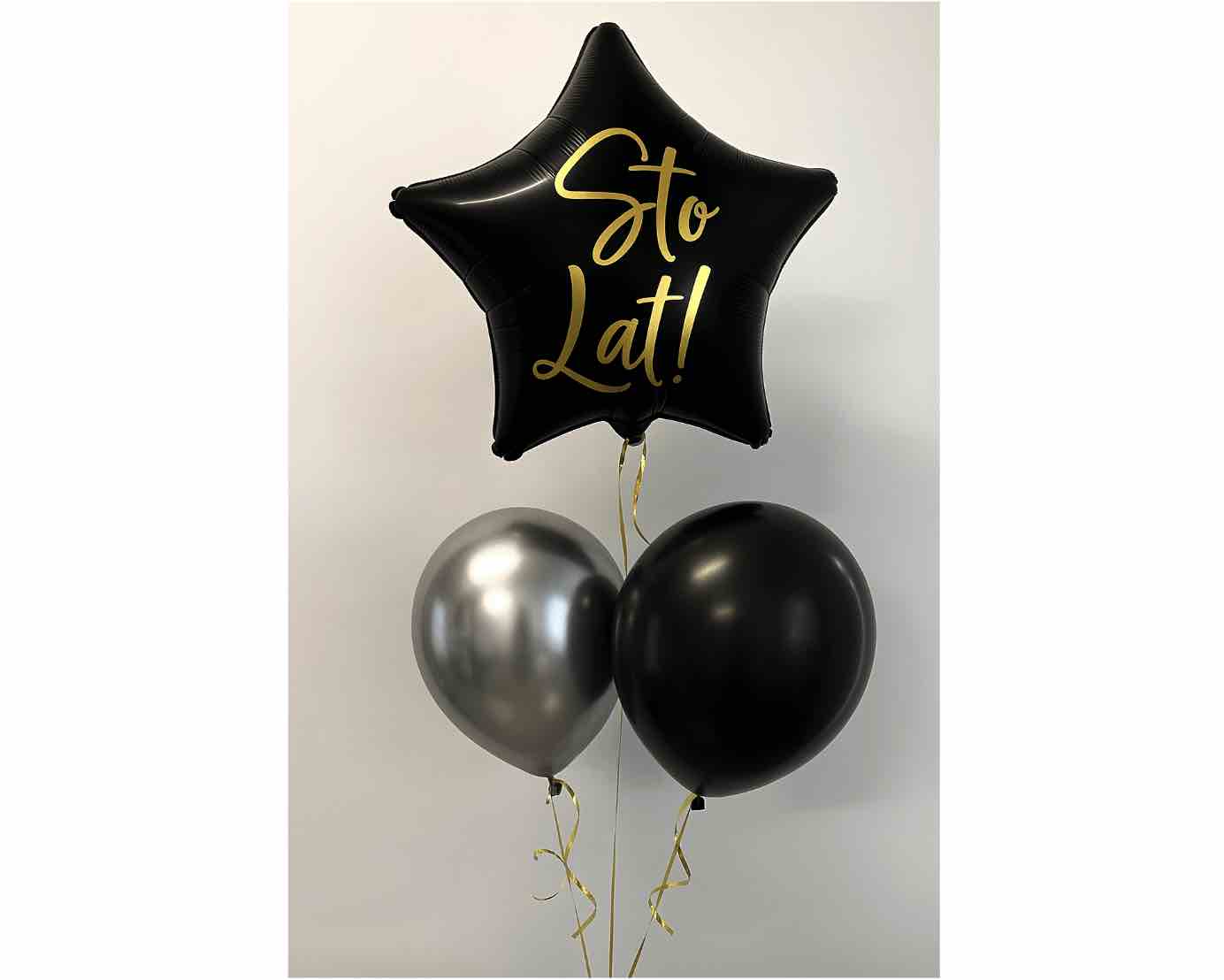 Czarna gwiazdka ze złotym napisem STO LAT w bukiecie balonów