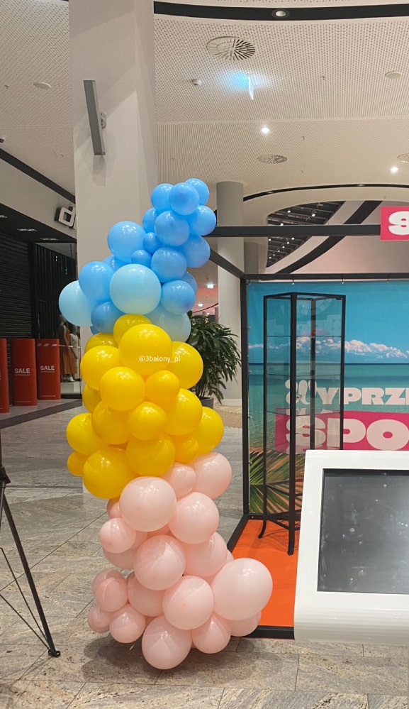 Szeroka girlanda balonowa w trzech kolorach