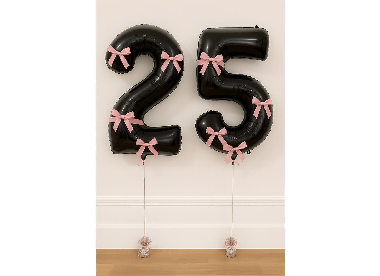 Czarne cyfry 2 i 5 + różowe kokardki