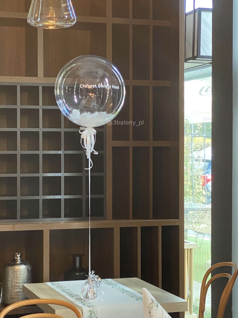 Balon wypełniony piórkami z białym napisem