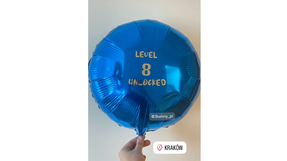 Okrągły balon foliowy z napisem level 8 unlocked