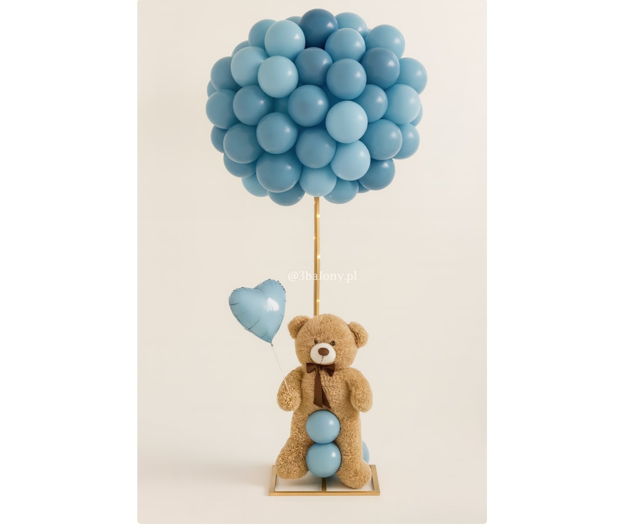 Urocza dekoracja – pluszowy miś z niebieskim balonami i lampkami LED